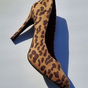 Leopard print pumps/ high heals